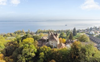 Magnifique vue sur le Lac de Neuchâtel et les Alpes