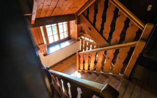 Les deux étages du Refuge de la Tour sont reliés par ce bel escalier en bois menant aux chambres et dortoirs.