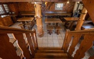 L' escalier massif et la salle à manger de 70 places du Refuge de la Tour