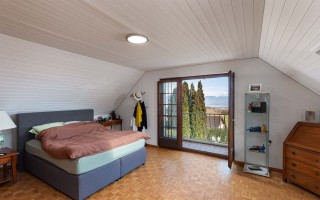 Chambre à coucher avec balcon et vue