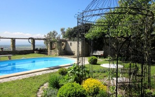 Jardin arborisé avec piscine et poolhouse