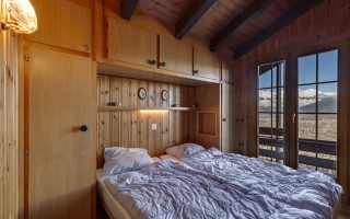 Chambre à coucher avec accès sur le balcon
