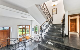 Hall d'entrée, escaliers en marbre