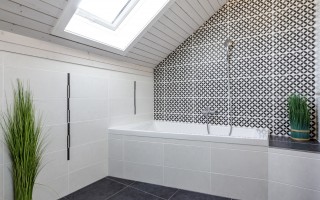 Salle de bains avec baignoire et douche à l'italienne entièrement rénovée
