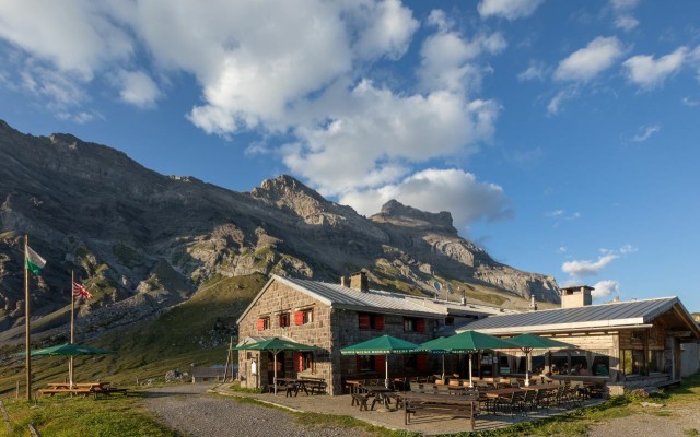 Au pied des Diablerets, au coeur des Alpes vaudoises, perché à 1893 mètres, le refuge Giacomini et sa terrasse orientée plein sud, d’une capacité de 60 places